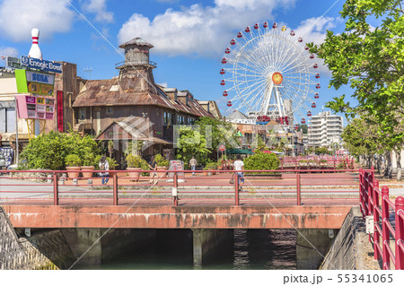 北谷町のアメリカンビレッジの川に通る赤い鉄の橋と美浜カーニバルパークの大観覧車 55341065