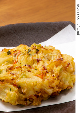 かき揚げ(天ぷら敷き紙上に置かれた野菜かき揚げ)。 55341250