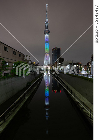 東京スカイツリーを7色で彩った特別ライティングの逆さツリー(超広角) 東京スカイツリーを7色で彩った特別ライティングの逆さツリー(超広角) 55342437