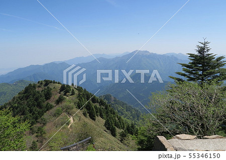 【日本百名山】石鎚山の登山道から見た初夏の四国の峰 愛媛県西条市 【日本百名山】石鎚山の登山道から見た初夏の四国の峰 愛媛県西条市 55346150