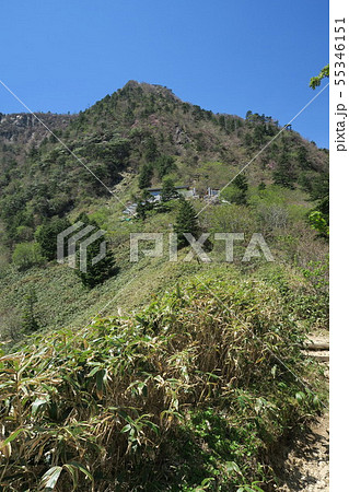 二の鎖元小屋と石鎚山弥山の写真素材 55346151 Pixta