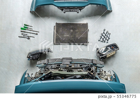 Check for damaged cars at the repair station. Check for damaged cars at the repair station. 55346775