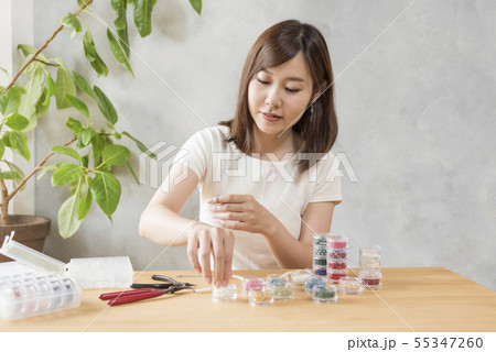 ビーズアクセサリーを作る女性 ビーズアクセサリーを作る女性 55347260