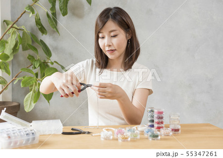 ビーズアクセサリーを作る女性 55347261