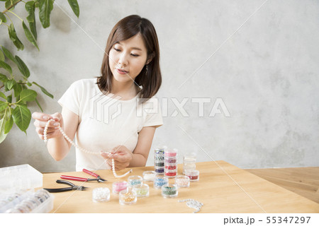 ビーズアクセサリーを作る女性 55347297