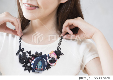 ネックレスをつける女性 ネックレスをつける女性 55347826