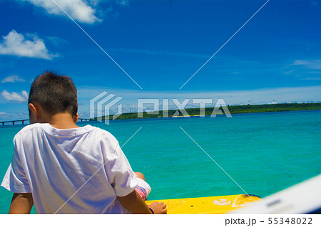 青い海と少年 55348022