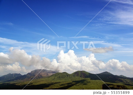 阿蘇山と流れる雲 阿蘇山と流れる雲 55355899