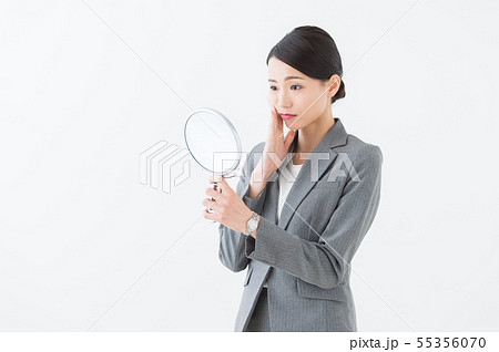 鏡を見る女性(ビジネス) 鏡を見る女性(ビジネス) 55356070