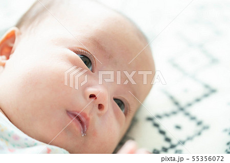 赤ちゃん 顔 アップ 2ヶ月の写真素材