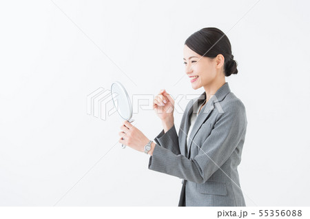 鏡を見る女性(ビジネス) 鏡を見る女性(ビジネス) 55356088