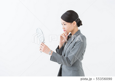鏡を見る女性（ビジネス) 55356090
