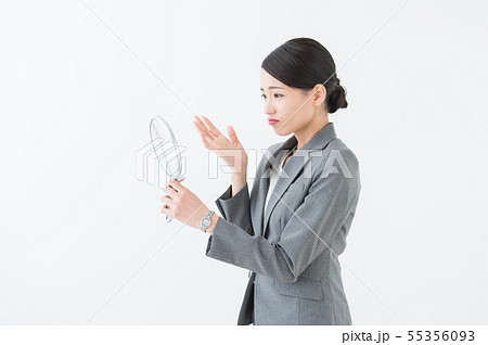 鏡を見る女性(ビジネス) 鏡を見る女性(ビジネス) 55356093