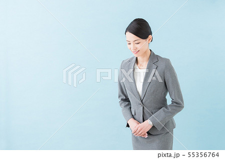 代女性 グレースーツの写真素材