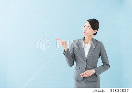 代女性 グレースーツの写真素材