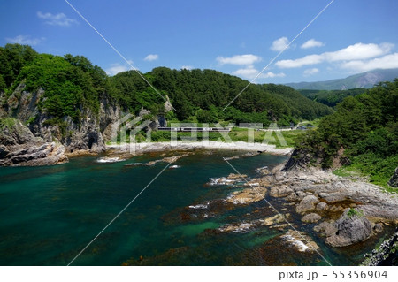《五能線が走る風景　(晴れ)》青森県深浦町 55356904