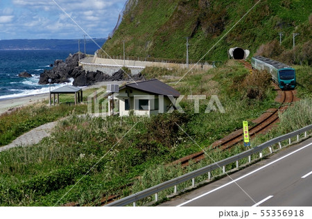 《五能線が走る風景　(晴れ)》青森県深浦町 55356918
