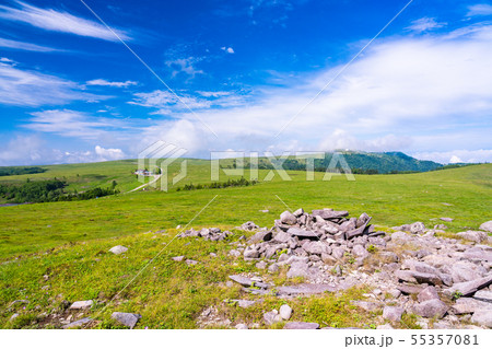 （長野県）美ヶ原高原　牛伏山からの眺め 55357081