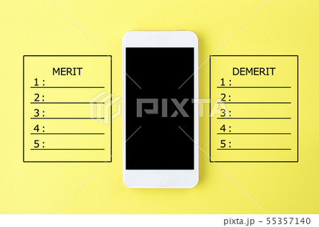 スマホのメリット デメリットの写真素材