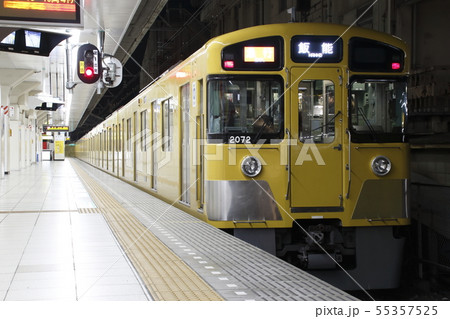 帰宅時間帯の池袋駅を発車する西武池袋線2000系電車(急行) 帰宅時間帯の池袋駅を発車する西武池袋線2000系電車(急行) 55357525