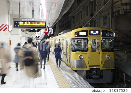 帰宅時間帯の池袋駅に停車中の西武池袋線2000系電車(急行) 帰宅時間帯の池袋駅に停車中の西武池袋線2000系電車(急行) 55357526