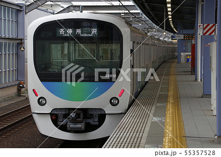 高架複々線区間を行く西武池袋線30000系電車 55357528