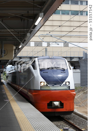 新青森駅に停車中の特急つがる号（E751系電車：秋田⇔青森） 55357542