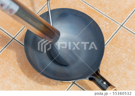 中華鍋_最初の空焼き・錆止めニス落とし・お手入れ（木柄・北京鍋・中華・お玉・シーズニング） 55360532