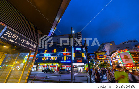 日本の横浜都市景観　みなとみらい線「元町・中華街駅」（出入口）や横浜中華街などを望む 55365436