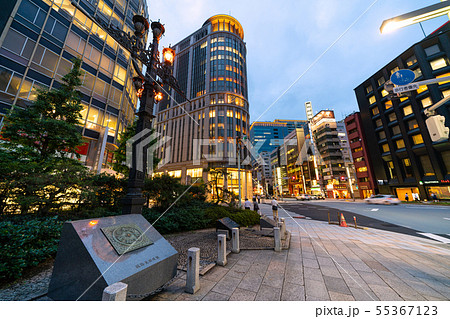 日本の東京都市景観　三越などを望む。手前は、日本国道路元標（複製） 55367123