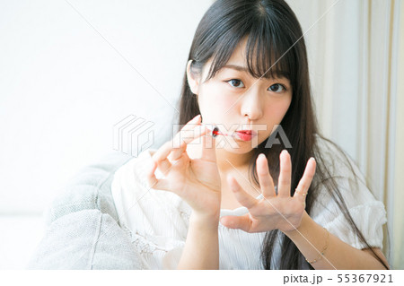 ネイルをする若い女の子 55367921