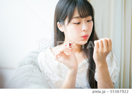 ネイルをする若い女の子 55367922