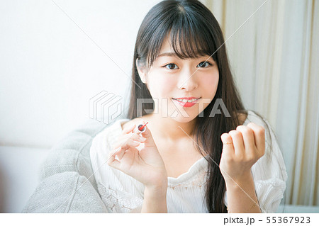 ネイルをする若い女の子 55367923