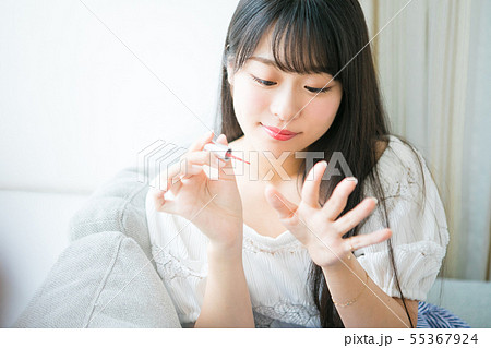 ネイルをする若い女の子 55367924