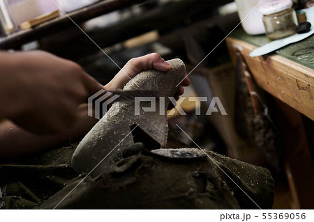 作業場で靴の型を削る靴職人 55369056
