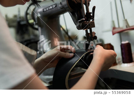 ミシンで革を縫う女性の手元 55369058