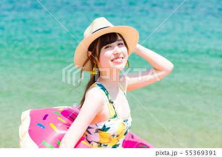 海と若い女性 55369391