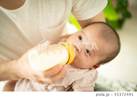 赤ちゃん 授乳 哺乳瓶 ミルク 飲むの写真素材