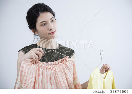 服選びをする若い女性 55372605