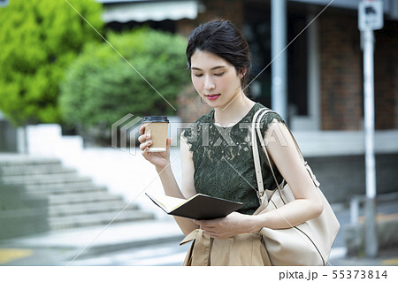 若い女性・屋外・コーヒーカップ 若い女性・屋外・コーヒーカップ 55373814