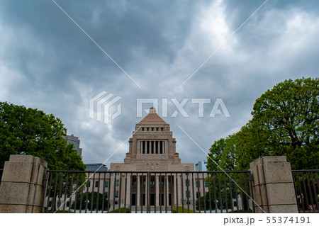 暗雲が立ち込める国会議事堂のイメージ 暗雲が立ち込める国会議事堂のイメージ 55374191