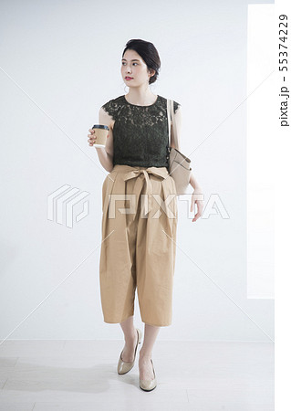 若い女性・全身・立つ 若い女性・全身・立つ 55374229