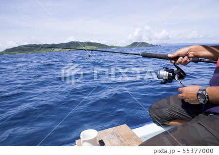 海釣りをする男性手元 55377000