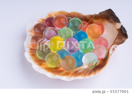 Sea shell with multicolored hydrogel balls macro 55377001