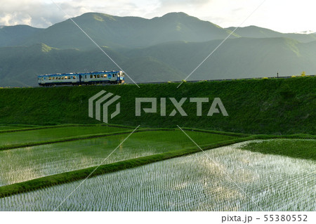 北杜市小淵沢町、夕日に包まれ大曲築堤を行くハイレール1375星空 北杜市小淵沢町、夕日に包まれ大曲築堤を行くハイレール1375星空 55380552