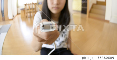 電源プラグを差し込む人 55380609