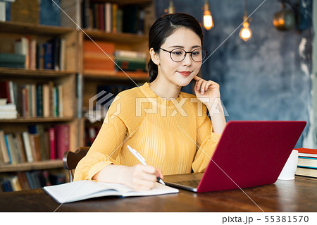 書斎の女性 55381570