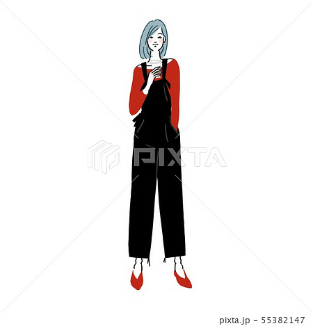 街中でコーヒーを飲む若い女性 55382147