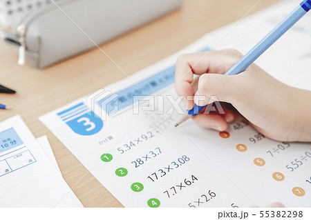 勉強する小学生　ボディパーツ　パーツカット　顔なし 55382298