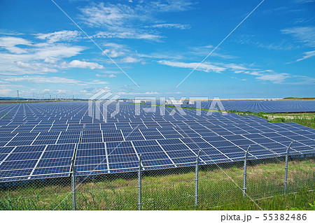 大規模太陽光発電所のソーラーパネル 55382486